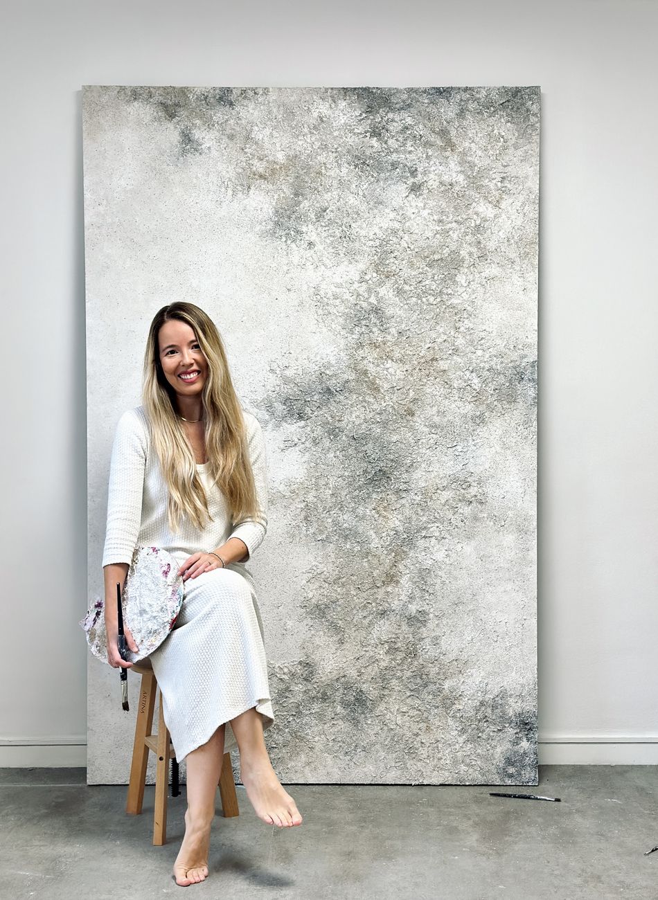 Tania Ciffer en su estudio, delante de una de sus obras
